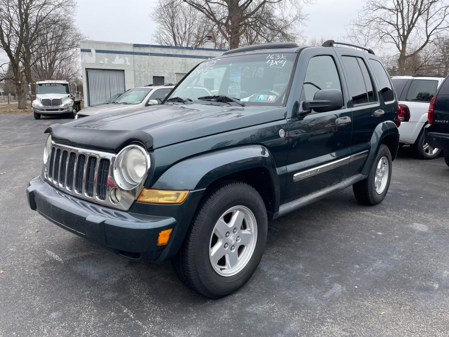 2005 blue Jeep Liberty Limited 4WD (1J4GL58K15W) with an 3.7L V6 SOHC 12V engine, located at 101 N. Main Street, Muncy, PA, 17756, (570) 546-5462, 41.207691, -76.785942 - Photo#1